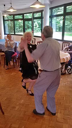 танцы в доме престарелых в Сен-Женевьев-де-Буа